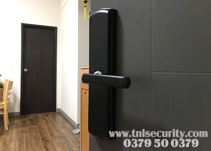 Lap-dat-khoa-phong-dien-tu-ta-chung-cu-quan-9